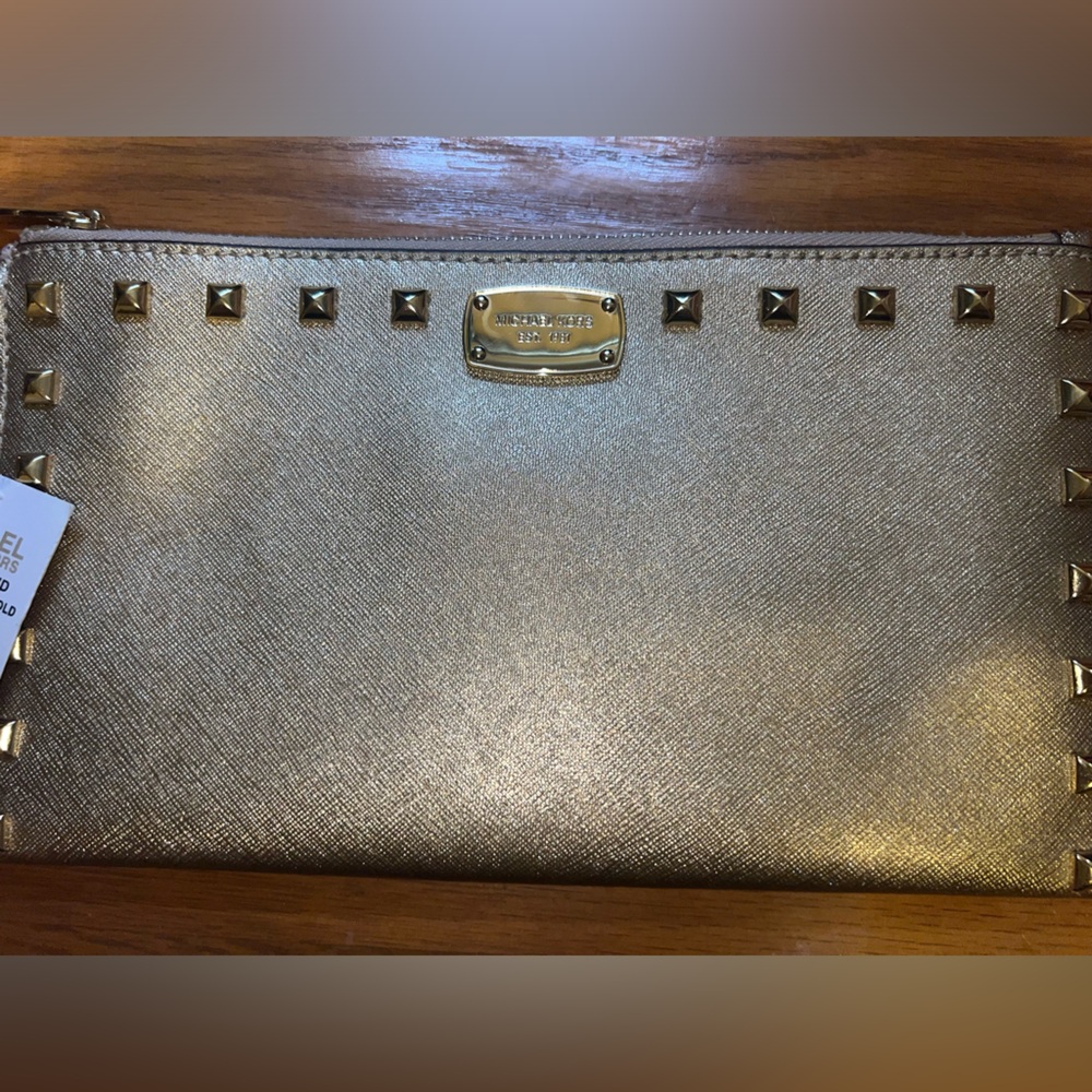 NWT MICHAEL KORS GOLD WRISTLET WITH STUDDED LINING
